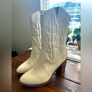 Women’s White Cowgirl Boots - size 8.5